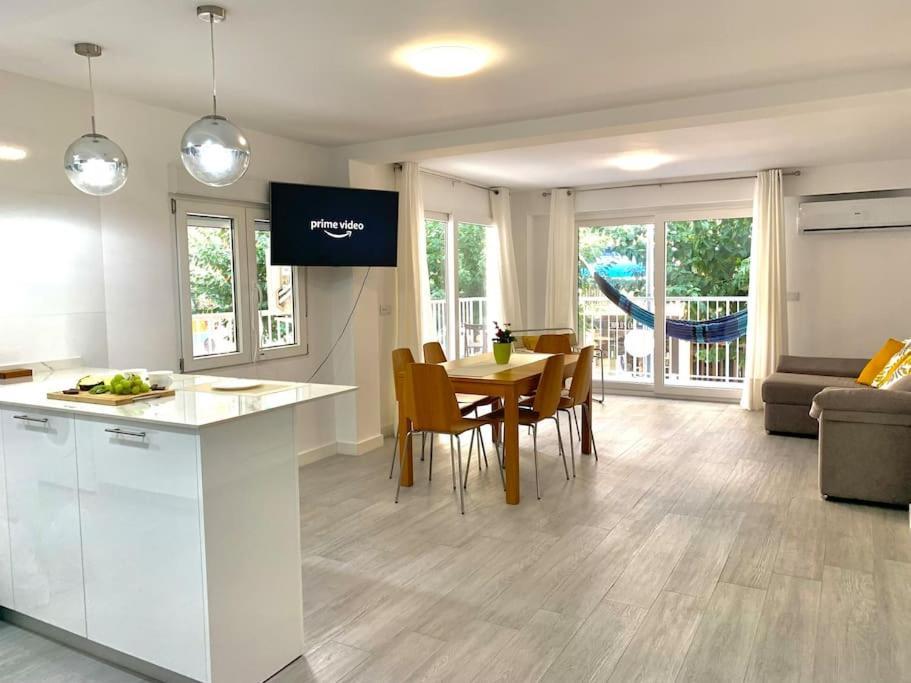 New Stylish Beach Front Apartment Кульера Экстерьер фото