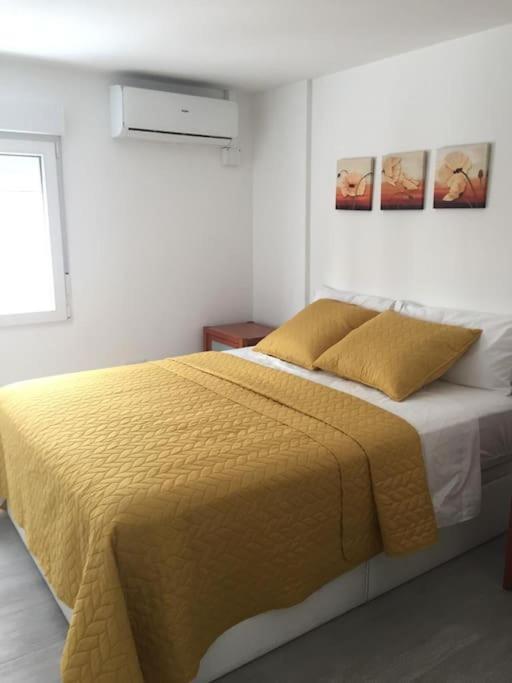 New Stylish Beach Front Apartment Кульера Экстерьер фото